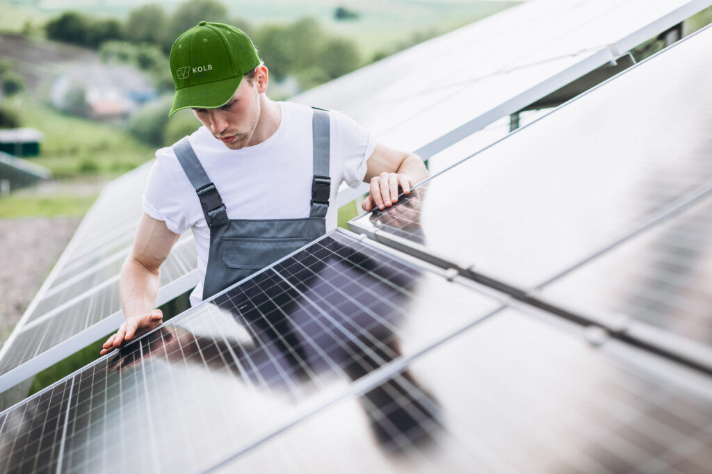 Kolb Mitarbeiter mit einem Solar Modul