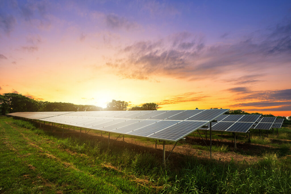 Photovoltaik Anlage bei Sonnenuntergang
